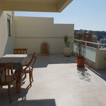 Seaview Flora's Luxury Apartment-300meters From The Rethymno