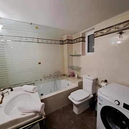 Seaview Flora's Luxury Apartment-300meters From The Апартаменты *